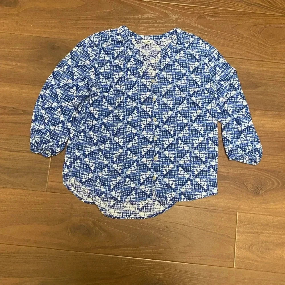 Women’s Sonoma button front top with geometric patterned size medium
